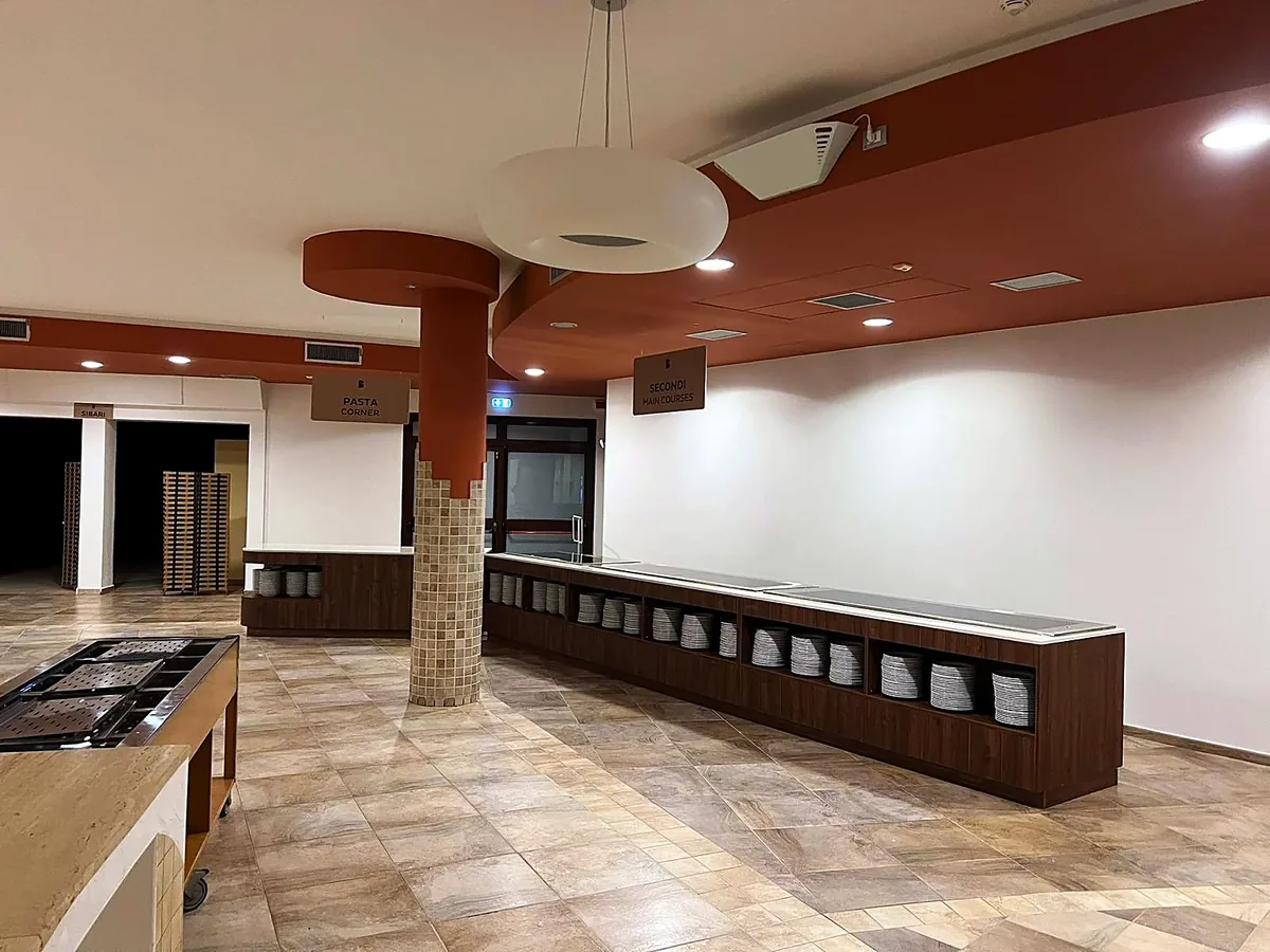 Montaggio: veduta ampia della sala con i banchi installati
