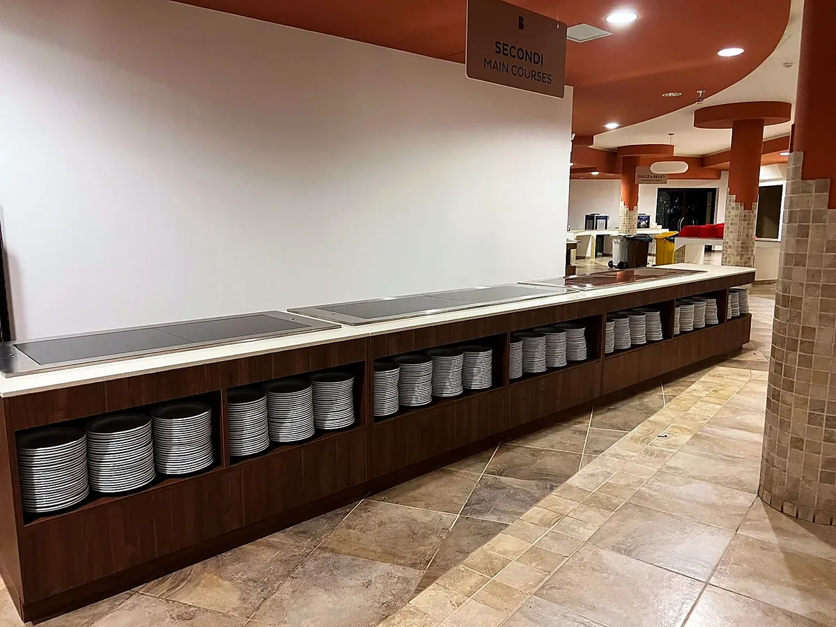 Montaggio: sviluppo completo del banco secondi con i vani portapiatti
